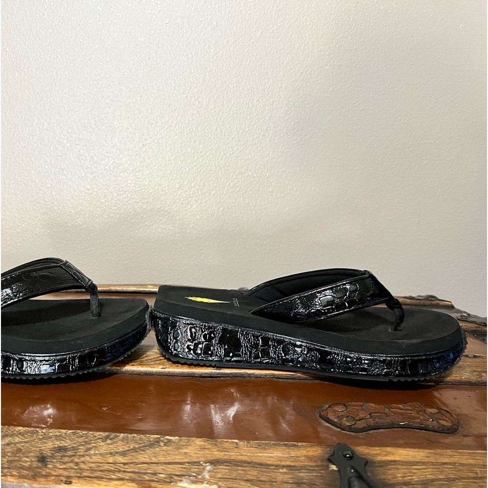 Volatile sandals